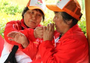 扬州志愿者“母亲节”陪空巢独居老人游园踏青